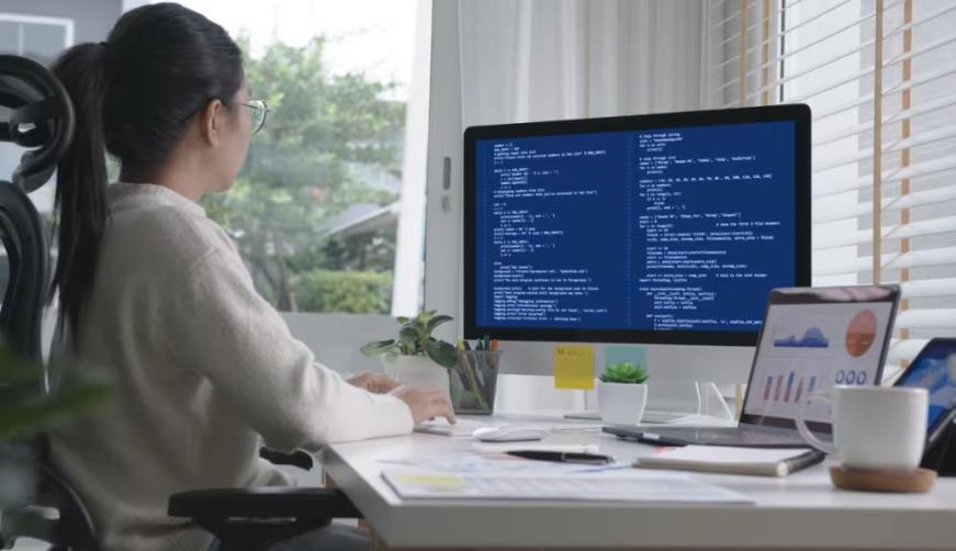 白云鄂博矿区软件开发公司实战建议:网站赋能,为何必须接入支持机器人?